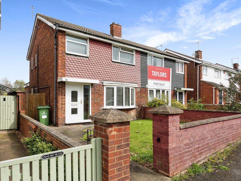 3 bed semidetached house for sale in Cheneys Walk, Bletchley, Milton