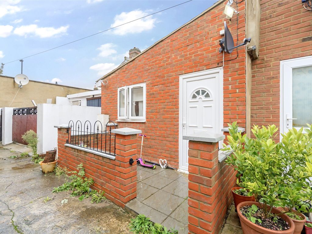 1 bed flat for sale in Parchmore Road, Thornton Heath CR7, £235,000