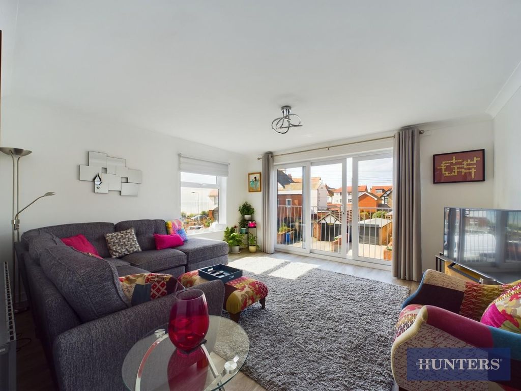 2 bed property to rent in Summerfield Road, Bridlington YO15, £695 pcm