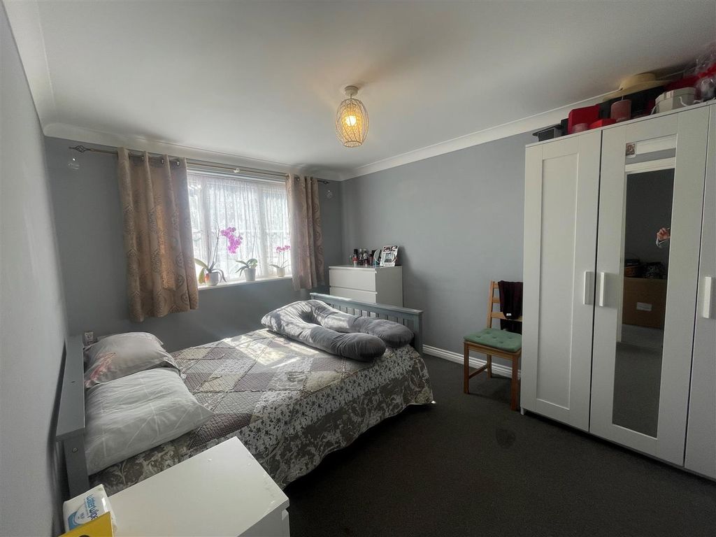 2 bed flat to rent in Dunlop Road, Tilbury RM18, £950 pcm Zoopla