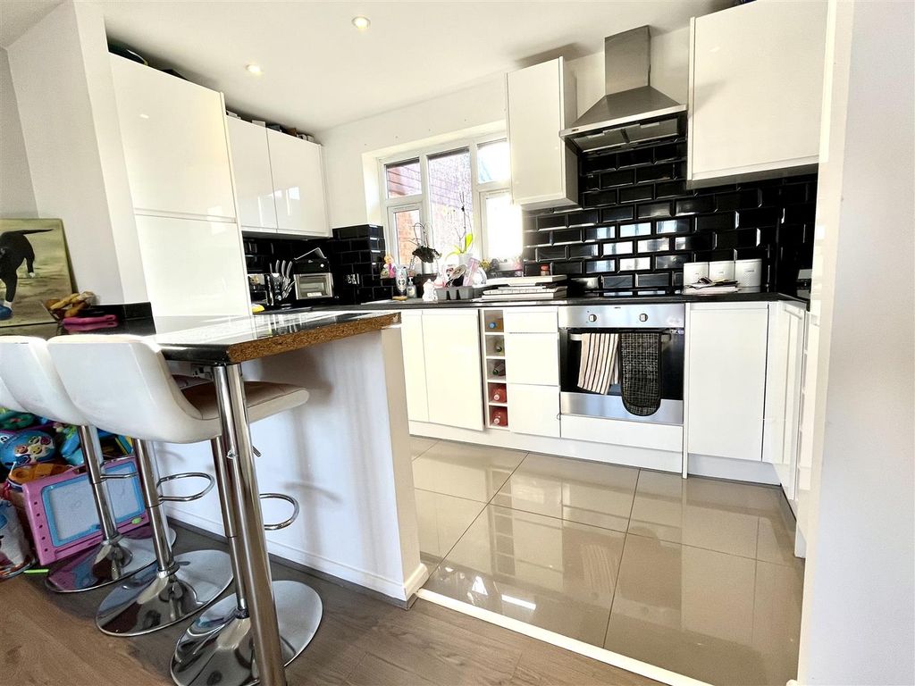 2 bed flat to rent in Latimer Court, Bryanstone Road, Waltham Cross EN8