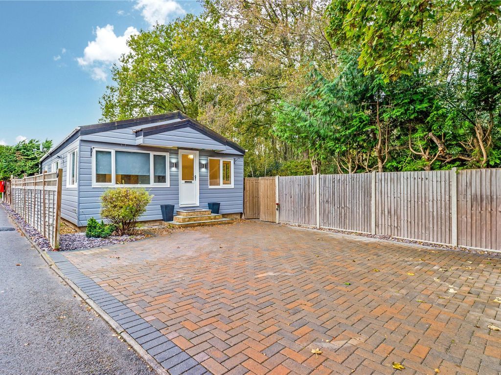 2 bed property for sale in Third Avenue, Ravenswing Park, Aldermaston