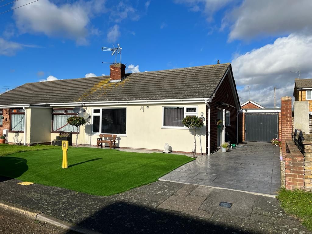 2 bed bungalow to rent in Stanley Road, Canvey Island SS8, £1,250 pcm