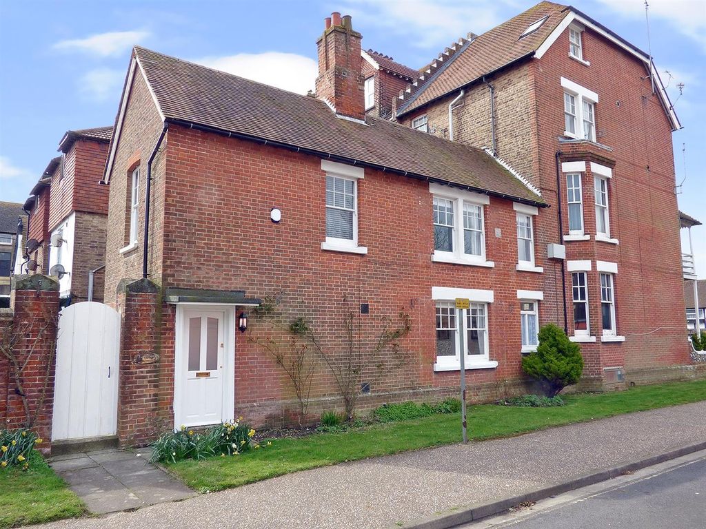 2 bed cottage to rent in Fitzalan Road, Littlehampton BN17, £1,225 pcm