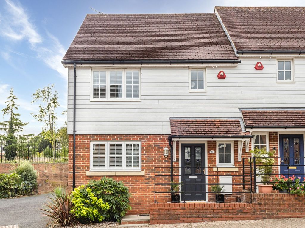 3 bed semidetached house for sale in Winter Gardens, Crawley RH11, £