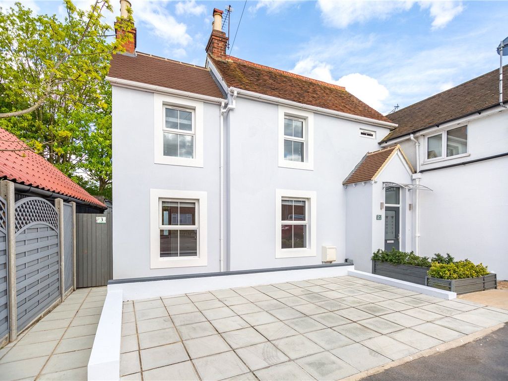 3 bed end terrace house to rent in Vicarage Road, Blackwater, Camberley