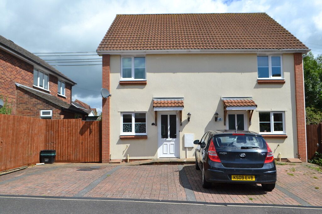 3 bed semidetached house to rent in Furnham Close, Chard TA20, £995