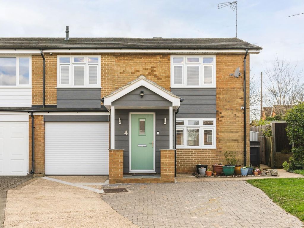 4 bed property for sale in Vicarage Road, Buntingford SG9, £575,000