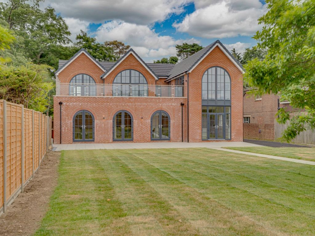 4 bed detached house for sale in Portsmouth Road, Horndean, Waterlooville, Hampshire PO8, £