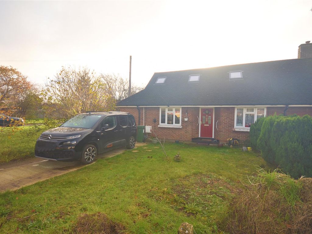 4 bed semidetached bungalow for sale in Prebendal Avenue, Aylesbury