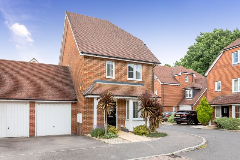 3 bed linkdetached house for sale in Rainbow Close, Horley, Surrey RH6