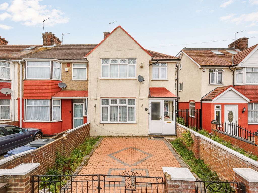 3 bed end terrace house for sale in Masefield Avenue, Southall UB1, £