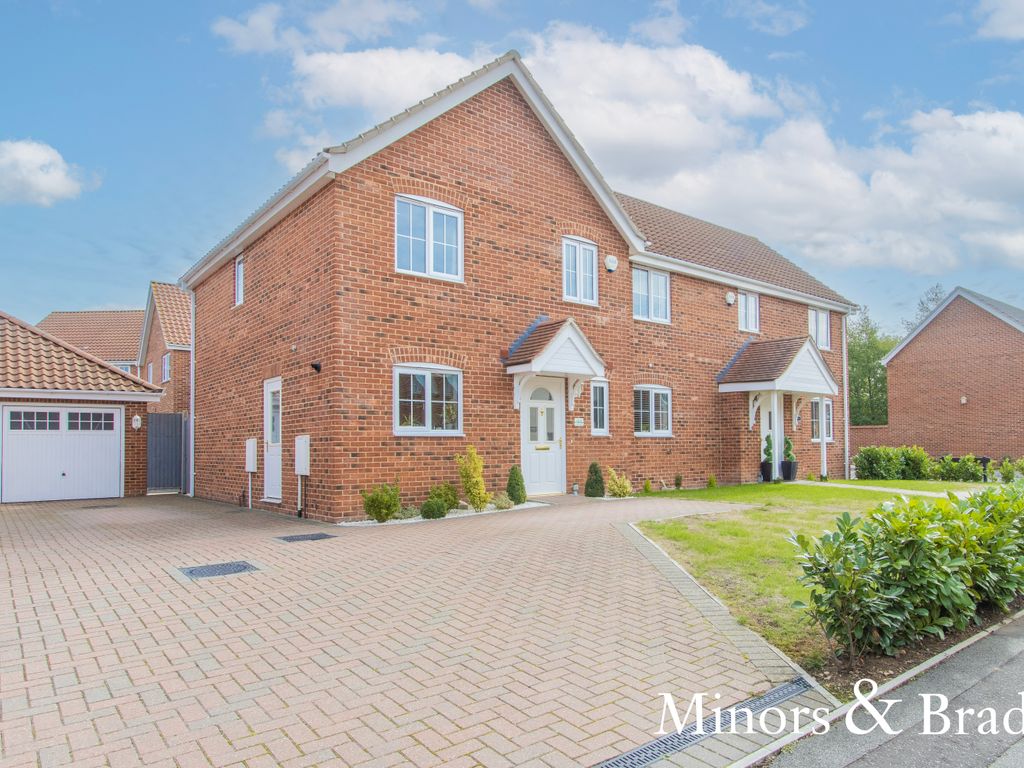 3 bed semidetached house for sale in Blackthorn Road, Wymondham NR18