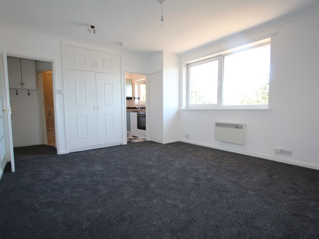 Studio to rent in Feltham Hill Road, Ashford TW15, £850 pcm Zoopla