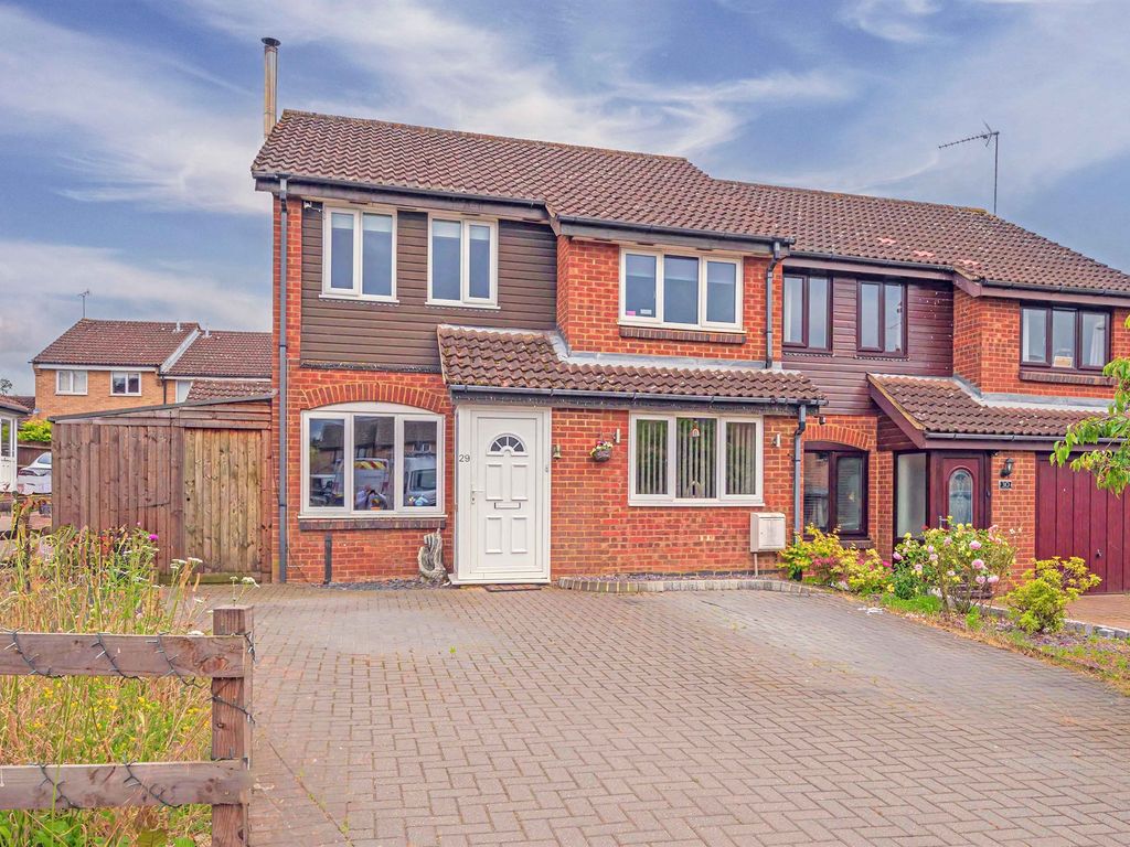 3 bed semidetached house for sale in Sandpiper Close, Burton Latimer