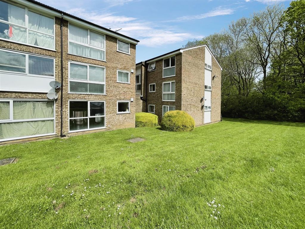 2 bed flat for sale in Blair Close, Hemel Hempstead HP2 Zoopla