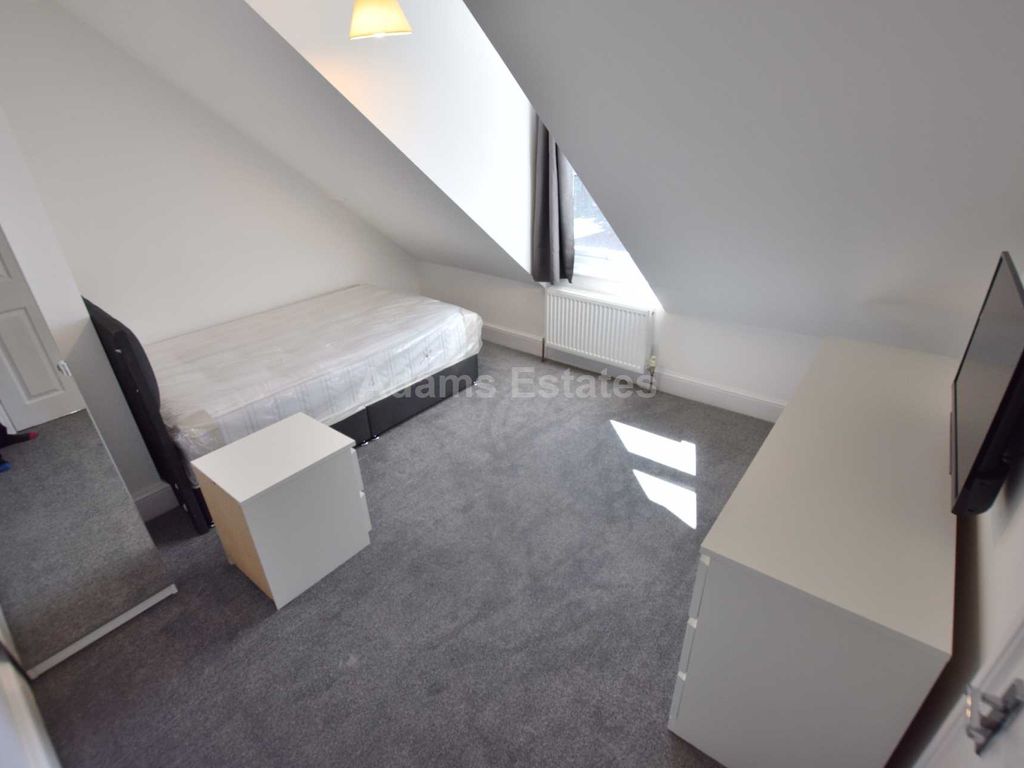 Room to rent in Room 7, Wokingham Road, Reading RG6 Zoopla