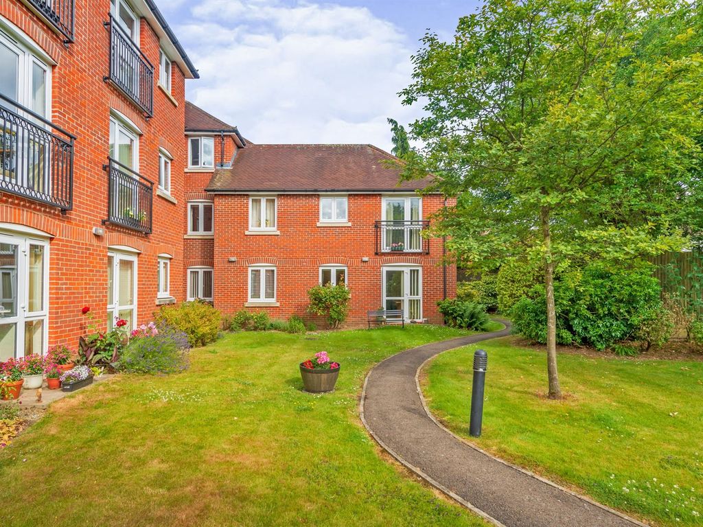1 bed flat for sale in Massetts Road, Horley RH6 Zoopla