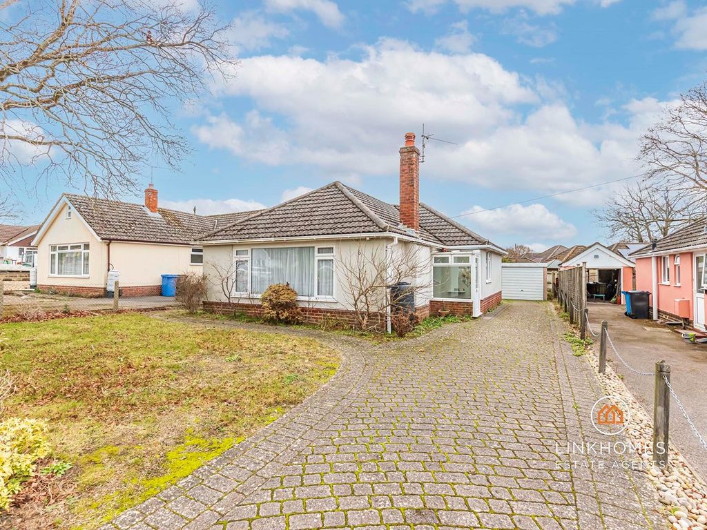 3 bed detached bungalow for sale in Keighley Avenue, Broadstone BH18, £