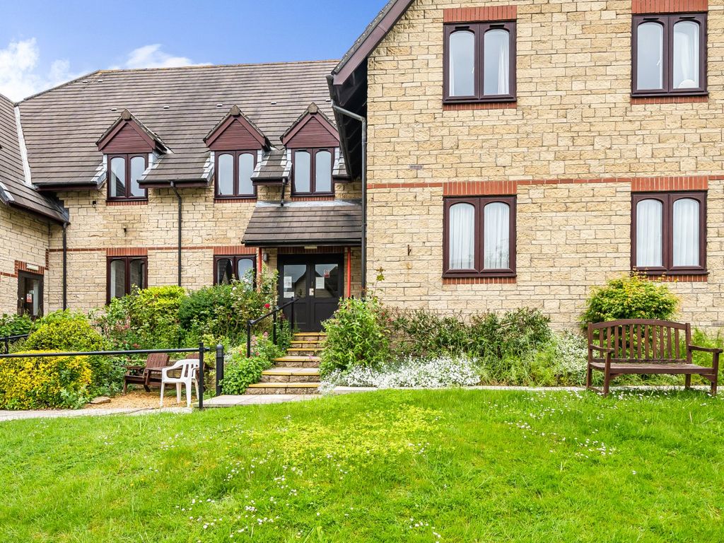 2 bed flat for sale in Wesley Court, Stroud, Gloucestershire GL5, £