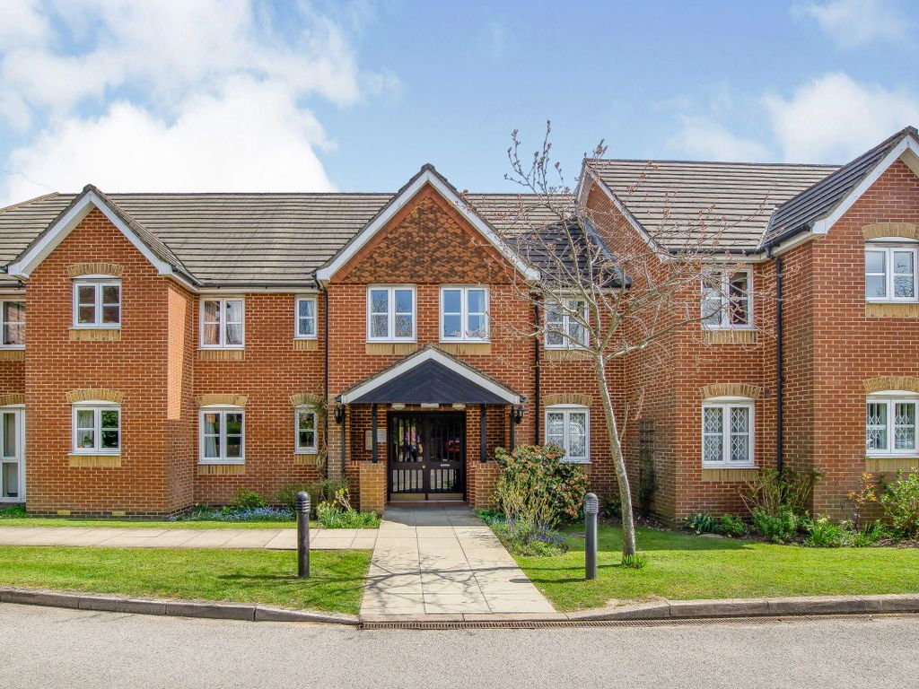 2 bed flat for sale in Hillcroft Court, Chaldon Road, Caterham, Surrey