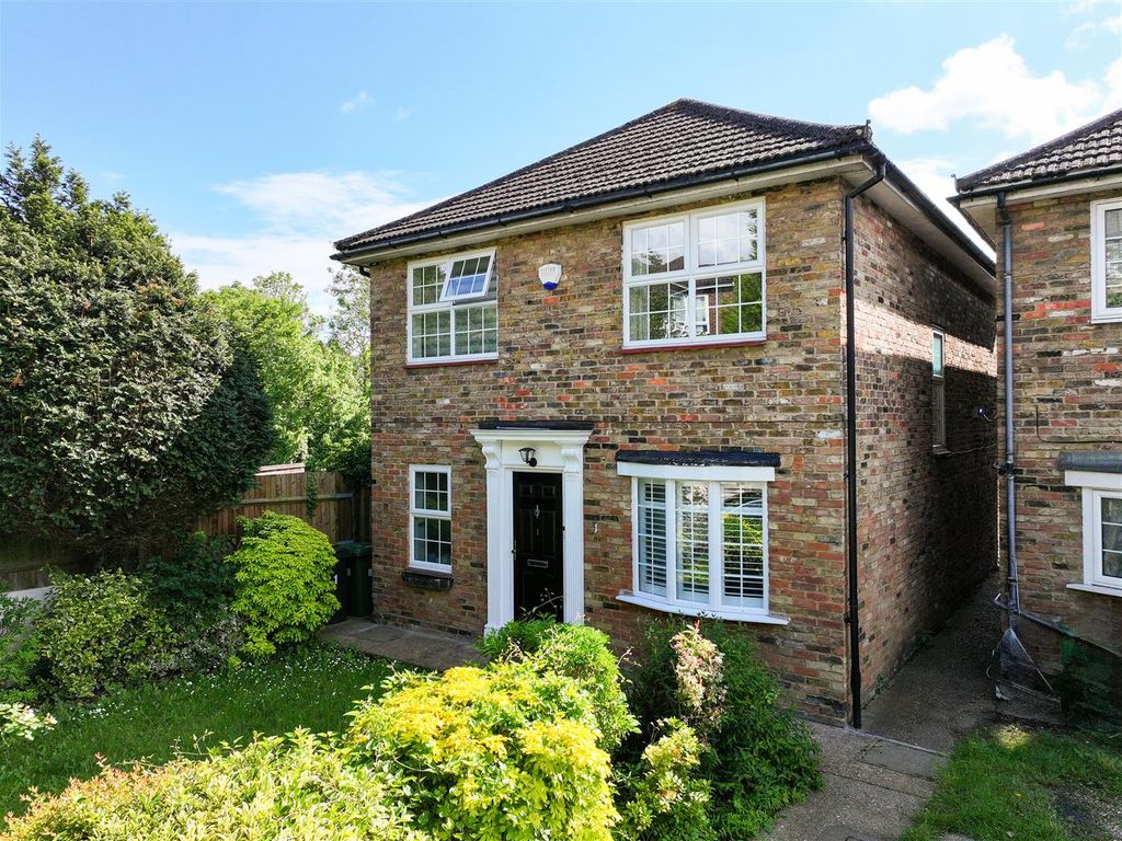 4 bed detached house for sale in Braeside Close, Hatch End, Pinner HA5