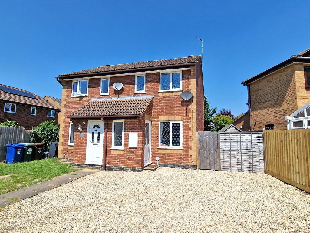 2 bed semidetached house for sale in Ravencroft, Bicester, Oxfordshire