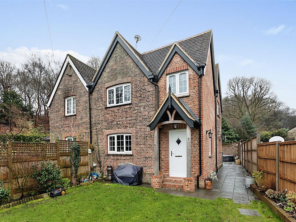 3 bed semidetached house for sale in The Enterdent, Godstone RH9 Zoopla