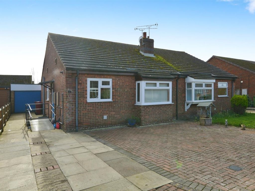 2 bed semidetached bungalow for sale in Hall View, Messingham