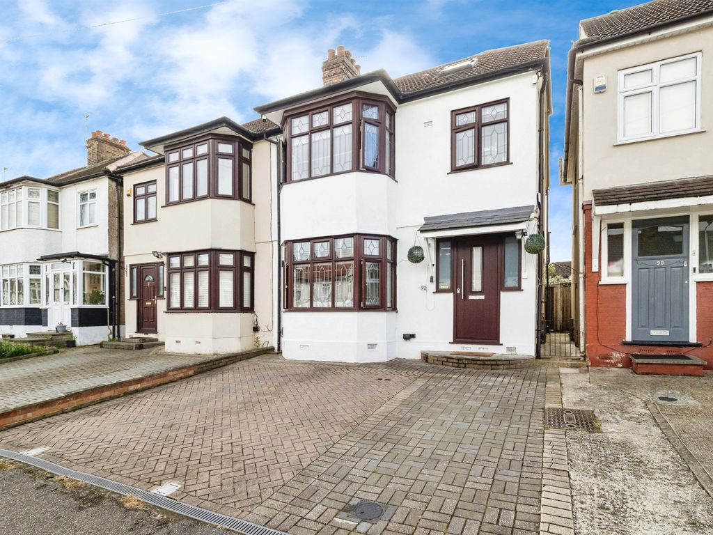 4 bed semidetached house for sale in Dorset Avenue, Romford RM1, £