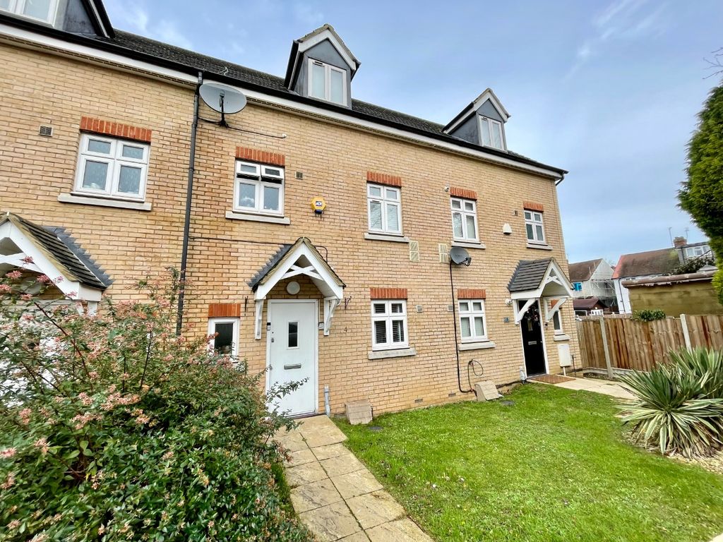 4 bed terraced house for sale in Oakley Gardens, Luton, Bedfordshire