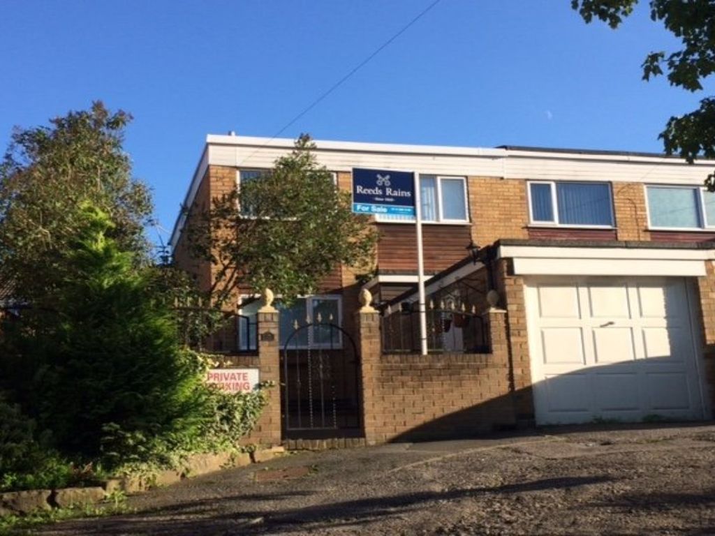 3 bed end terrace house to rent in Commercial Street, Rothwell, Leeds