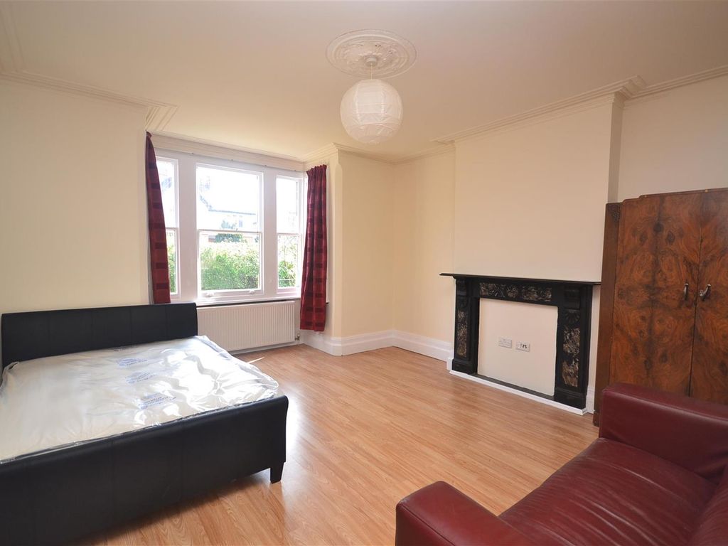 Studio to rent in Connaught Road, Reading RG30, £925 pcm Zoopla