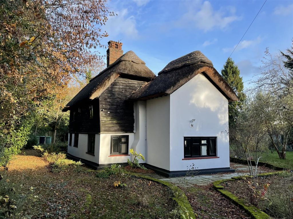 5 bed property to rent in Priestwood Road, Meopham, Gravesend DA13, £