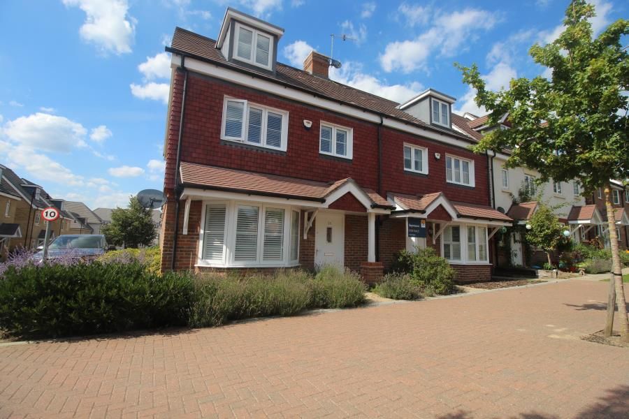 4 bed semidetached house to rent in Brookwood Farm Drive, Knaphill
