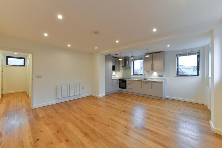 1 bed flat to rent in The Broadway, Woking GU21, £1,200 pcm Zoopla