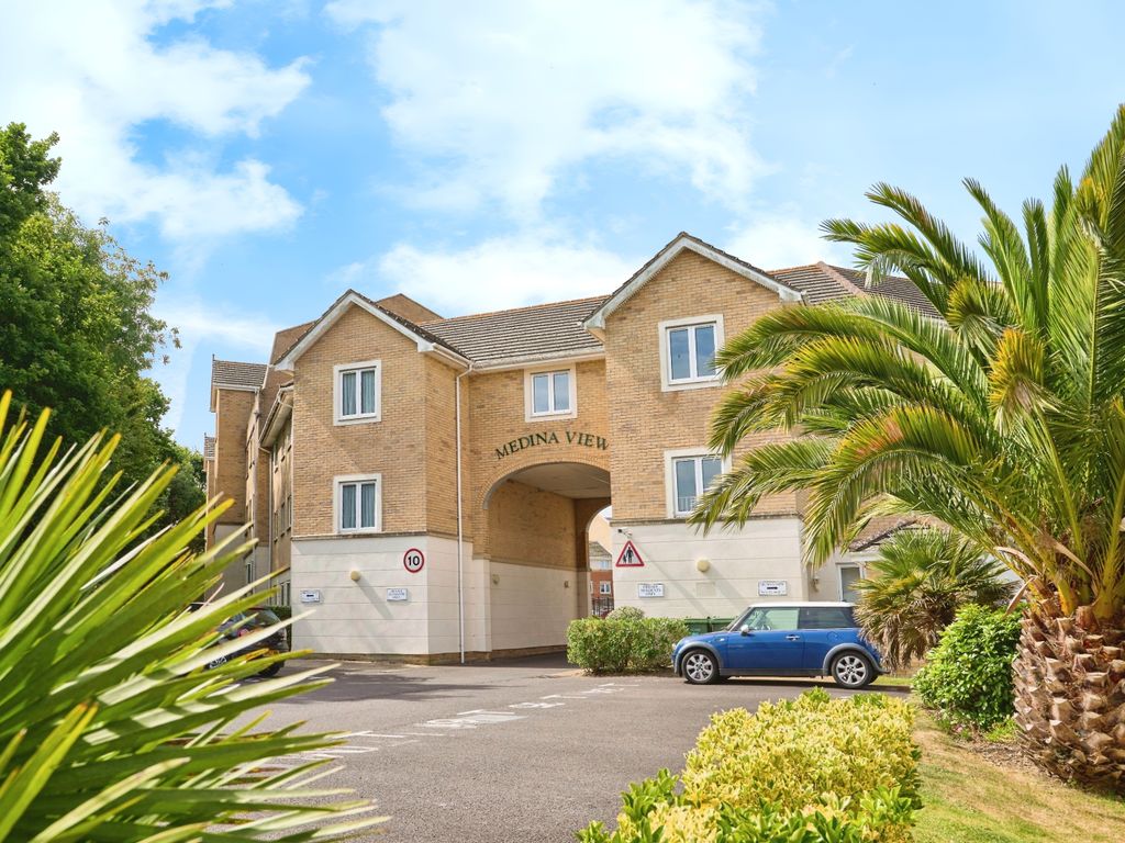 2 bed flat for sale in Medina View, East Cowes, Isle Of Wight PO32, £