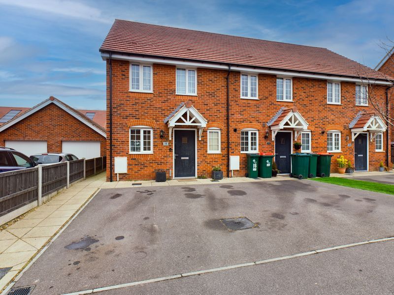 2 bed end terrace house for sale in Daffodil Crescent, Crawley RH10