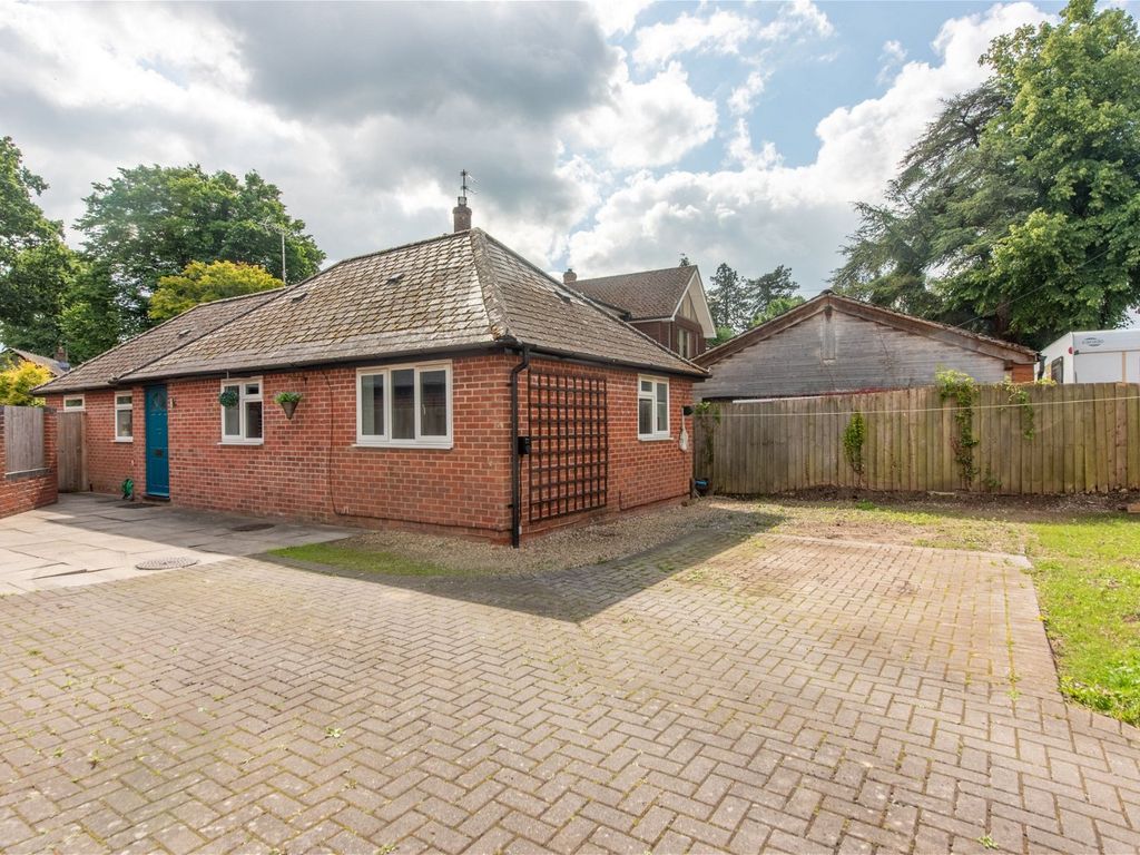 2 bed bungalow for sale in Oxford Road, Donnington, Newbury RG14, £