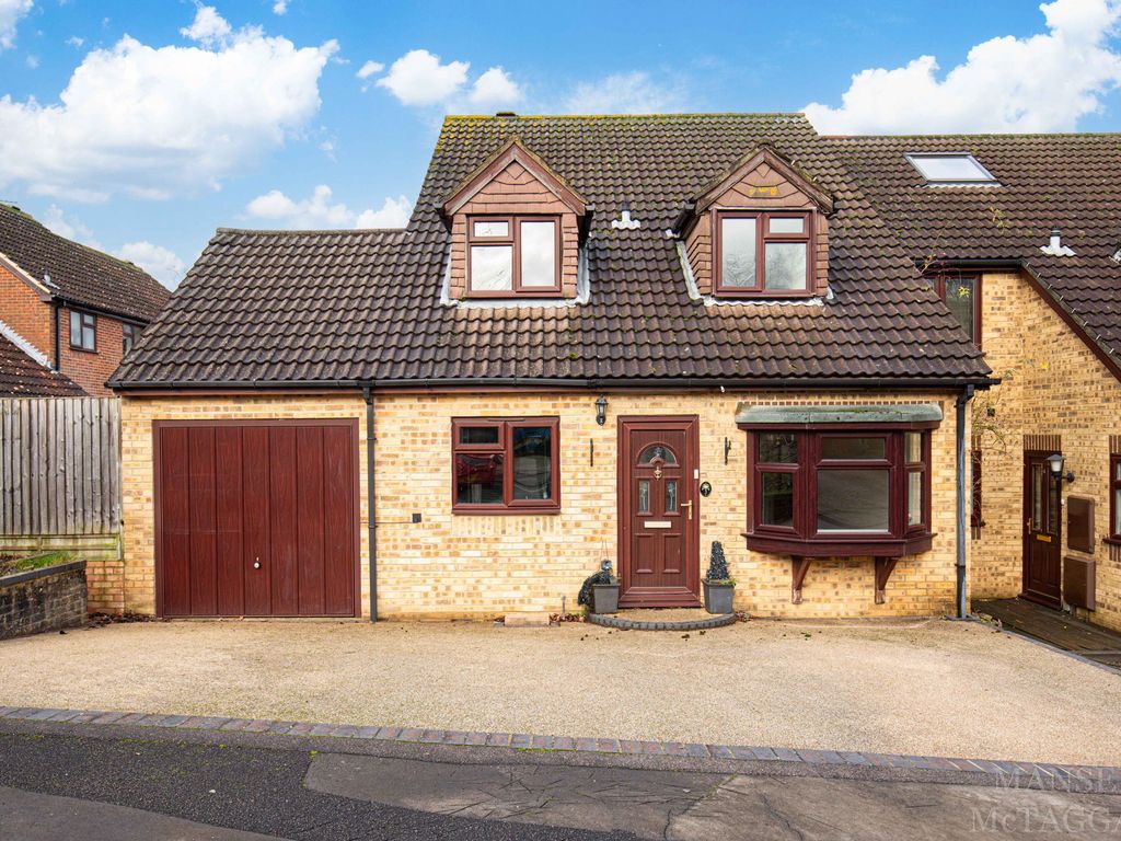 3 bed semidetached house for sale in Wilberforce Close, Crawley RH11, £425,000 Zoopla