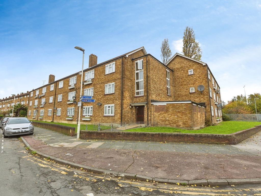 2 bed flat for sale in Charlton Crescent, Barking IG11, £230,000 Zoopla