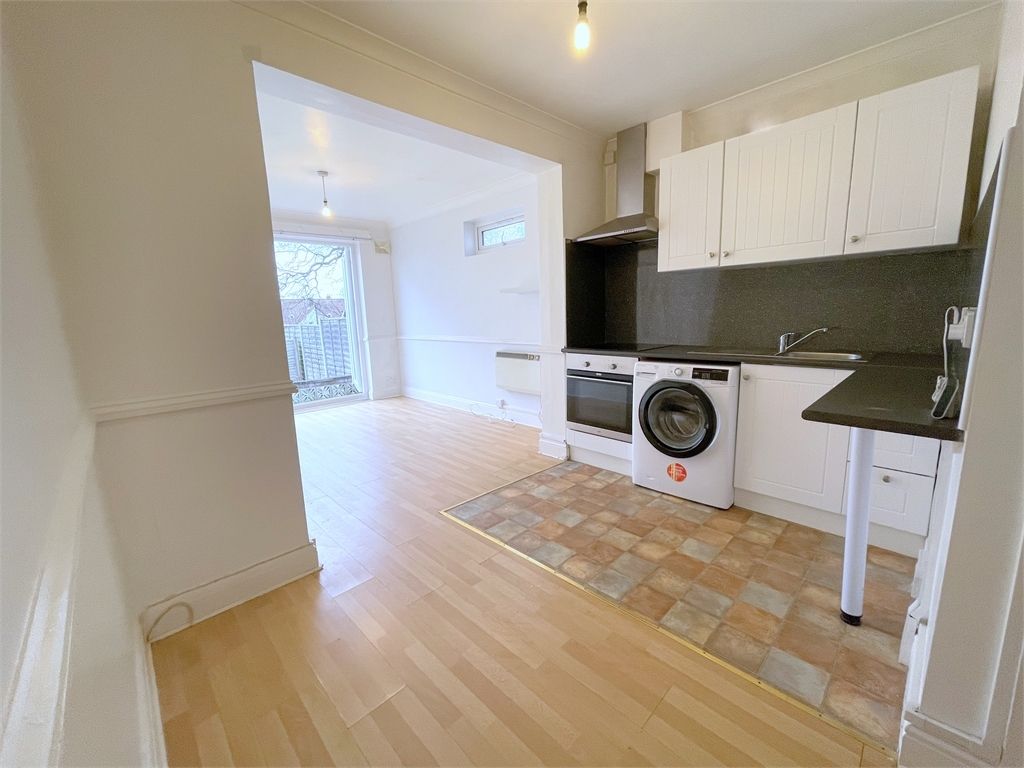 Studio to rent in Winlaton Road, Bromley, Bromley BR1, £1,100 pcm Zoopla