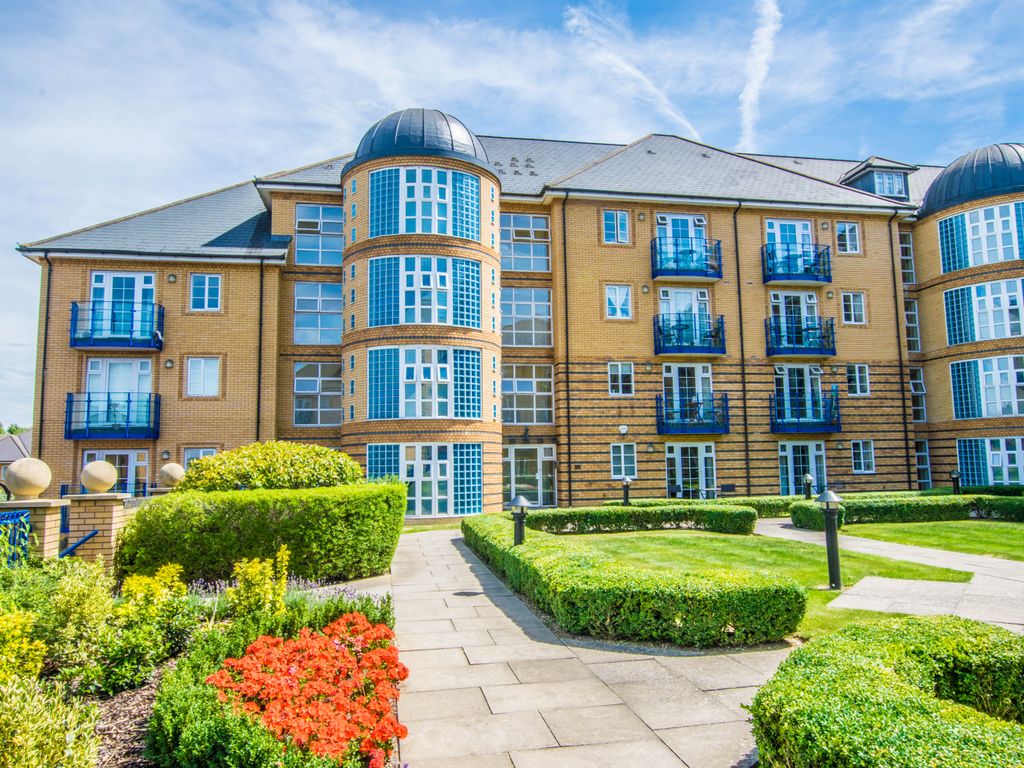 2 bed flat to rent in Newland Gardens, Hertford SG13, £1,450 pcm Zoopla