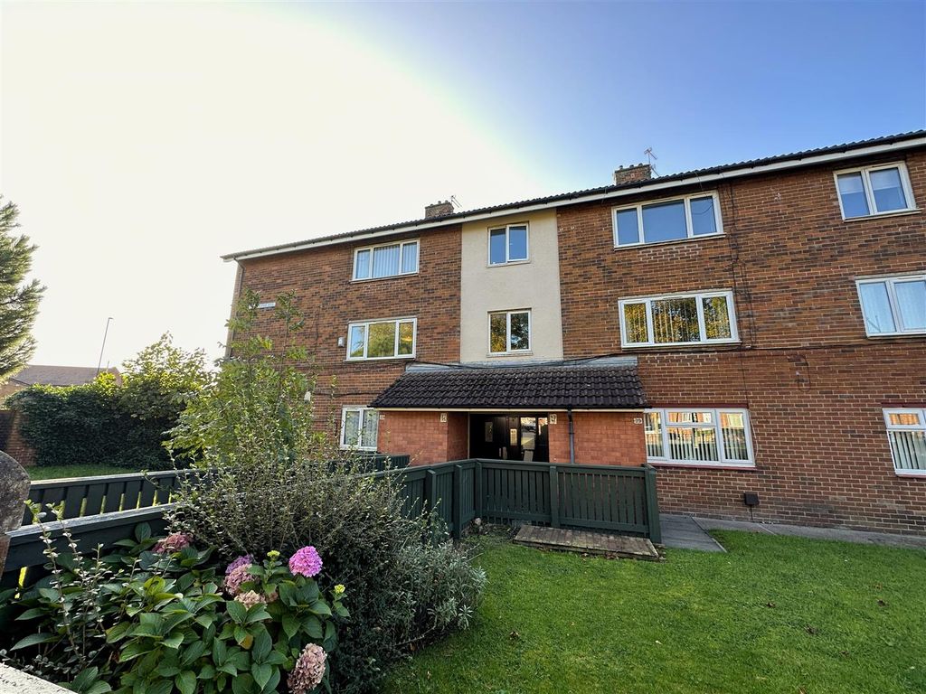 2 bed flat to rent in West Farm Avenue, Longbenton, Newcastle Upon Tyne