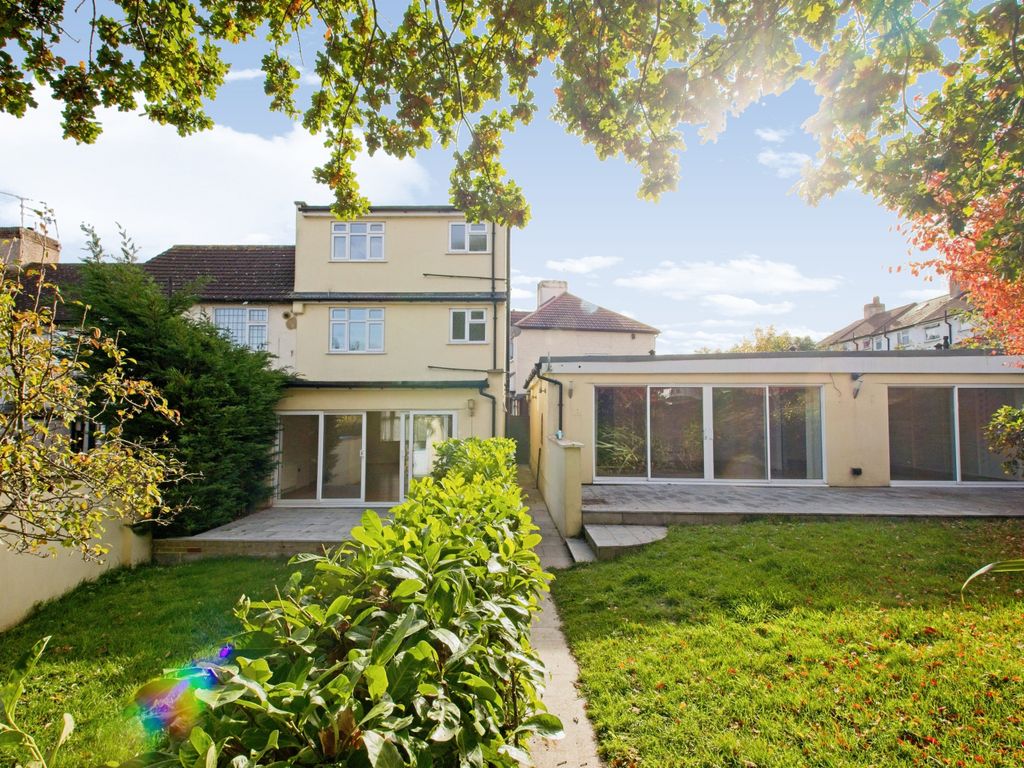 4 bed semidetached house for sale in Sandycroft, London SE2 Zoopla