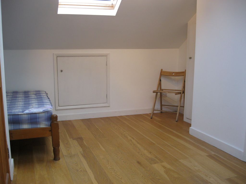 Room to rent in Very Near Hessel Road Area, Ealing Northfields Area W13