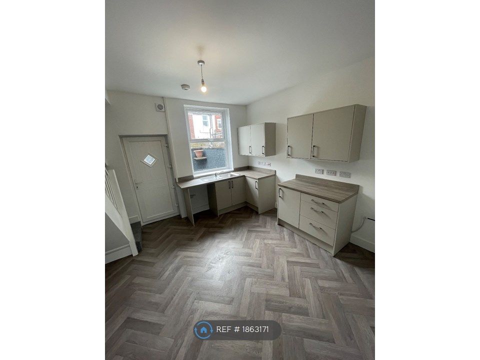 2 bed terraced house to rent in Heaton Street, Denton, Manchester M34