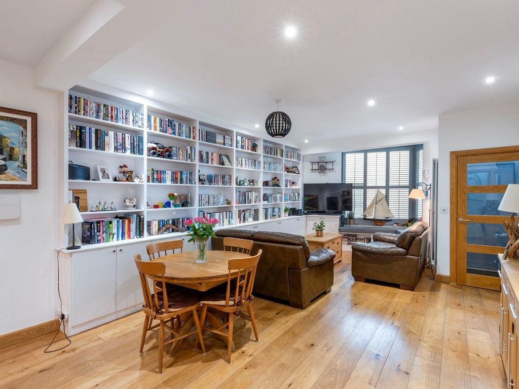 3 bed mews house to rent in Wendell Mews, Wendell Park, Shepherd's Bush