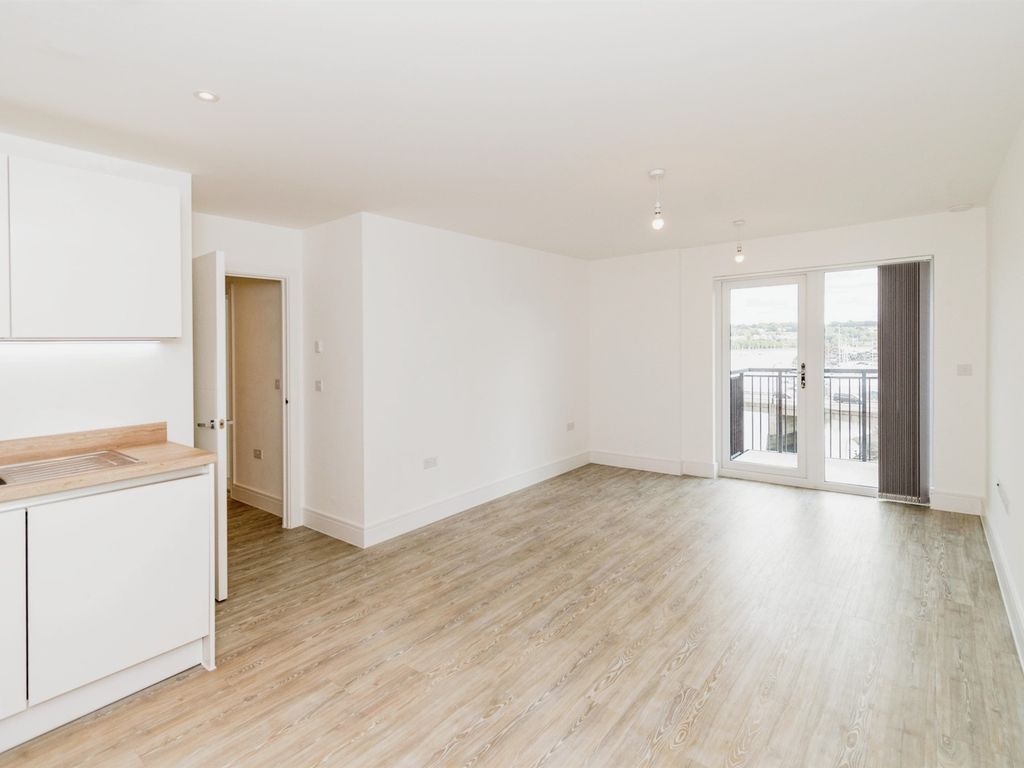 2 bed flat for sale in Granada House, Meridian Way, Southampton SO14, £