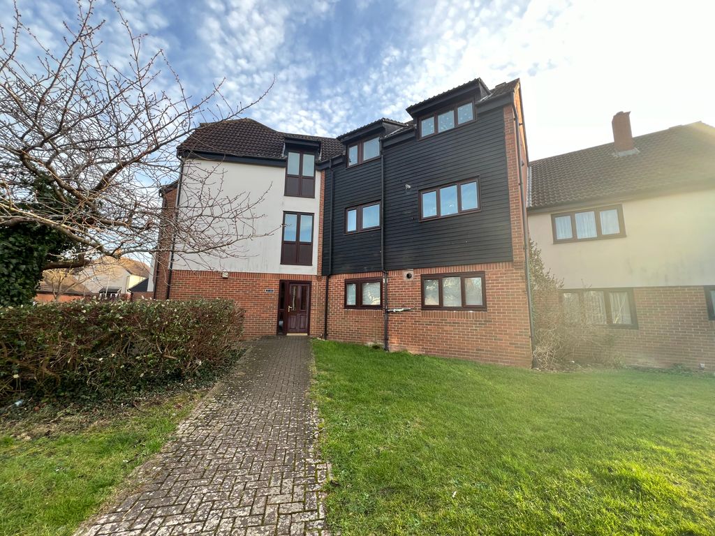 2 bed flat to rent in Standingford, Harlow CM19, £1,175 pcm Zoopla